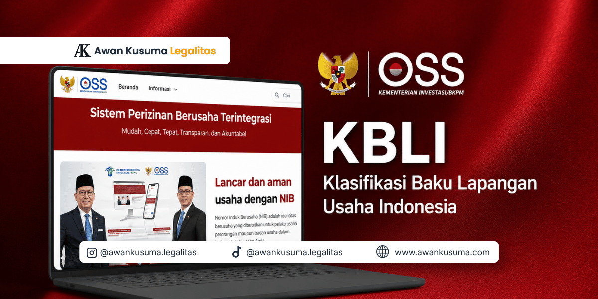 Ilustrasi perubahan buku kode KBLI peta Indonesia ke gsistem OSS di laptop bersama timbangan keadilan dari Awan Kusuma Legalitas.